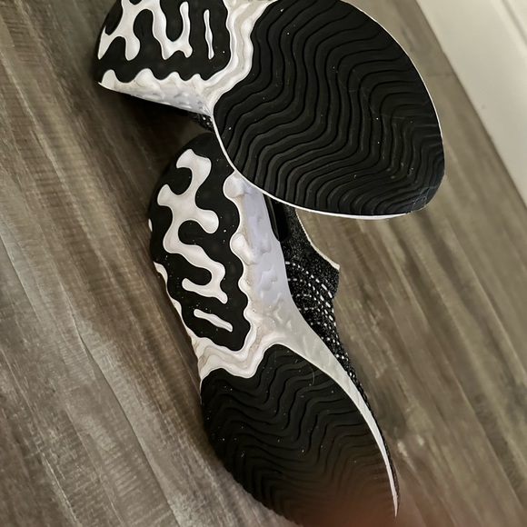Nike Phantom React Run Flyknitt. - Picture 2 of 8